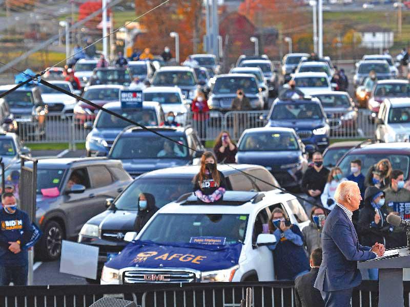 المرشح الديمقراطي جو بايدن يتحدث لأنصاره في بنسلفانيا أمس الأول   (أ ف ب)