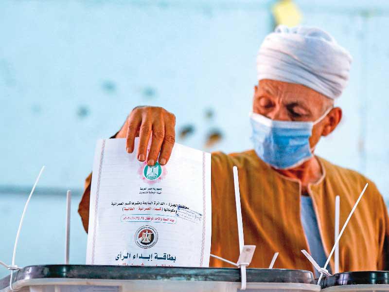 انتهت الجولة الأولى من انتخابات مجلس النواب المصري أمس في 14 محافظة وفي الصورة أحد المقترعين في الجيزة   (أ ف ب)