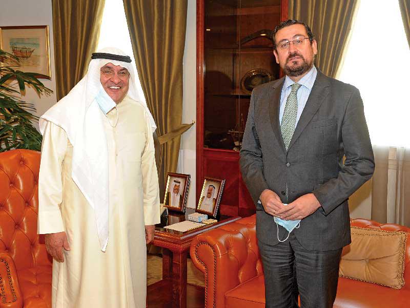 رئيس غرفة تجارة وصناعة الكويت، محمد جاسم الصقر مستقبلاً السفير إسبانيا لدى الكويت ميغيل آغيلار