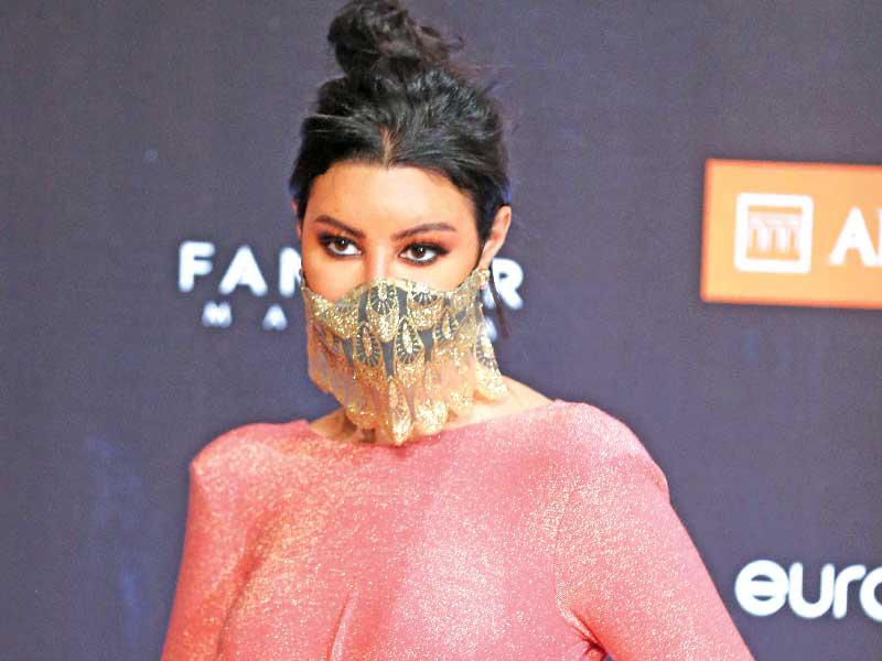 أروى جودة بالكمامة المميزة