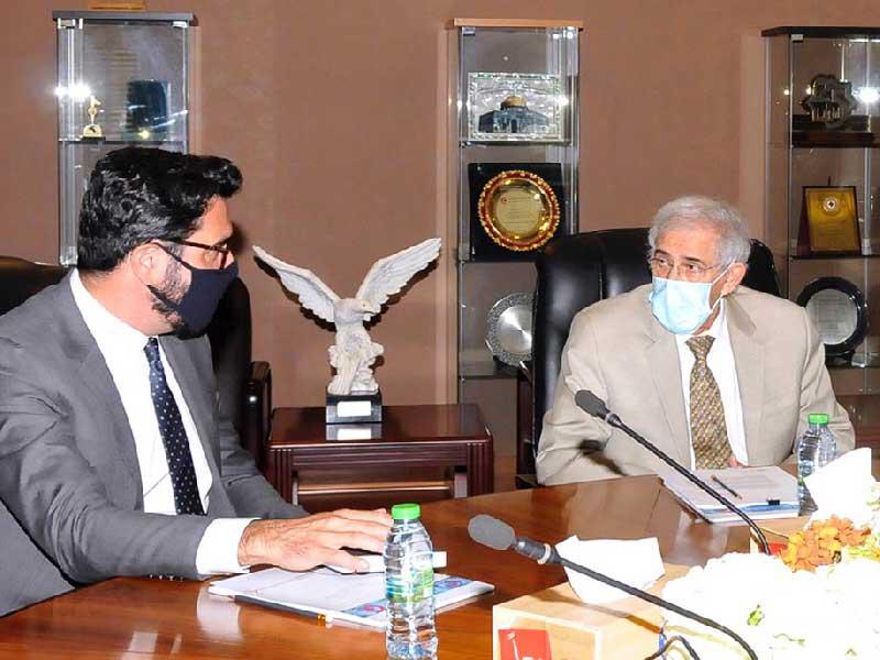 رئيس مجلس ادارة جمعية الهلال الاحمر الكويتي د. هلال الساير مستقبلاً رئيس البعثة الإقليمية للجنة الدولية للصليب الأحمر لدول مجلس التعاون الخليجي د. عمر عودة أمس 