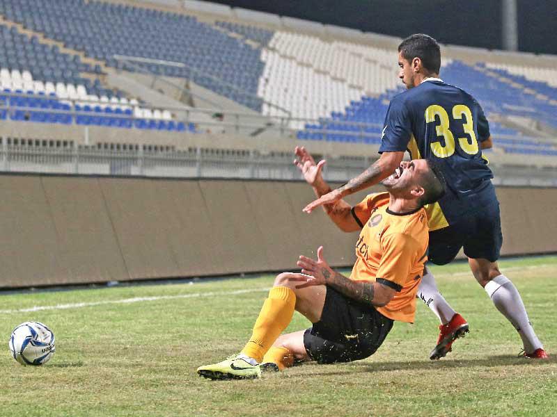 كرة مشتركة ودخول قوي على الكرة في مباراة القادسية والساحل (تصوير جورج رجي)