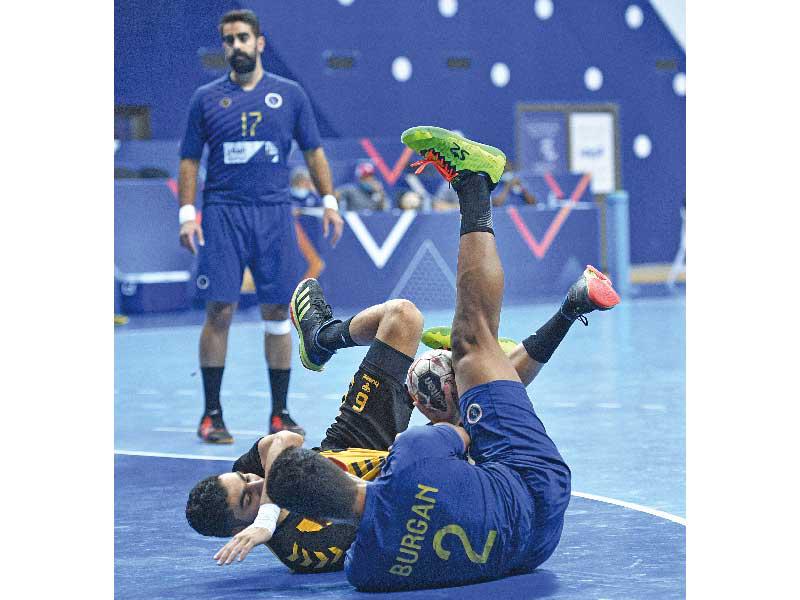 صراع على الكرة في مباراة القادسية وبرقان (تصوير نوفل إبراهيم)