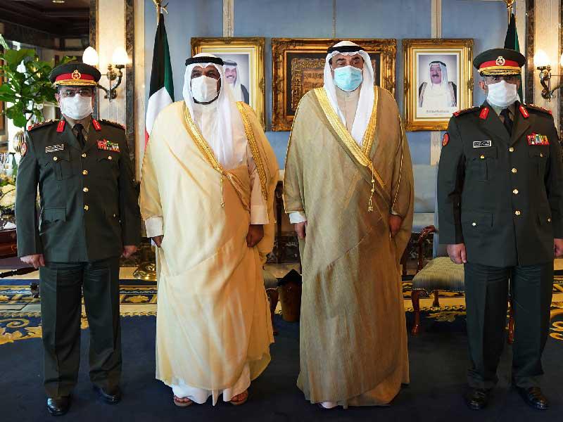  رئيس الوزراء مستقبلا المنصور ورئيس الأركان ونائبه 