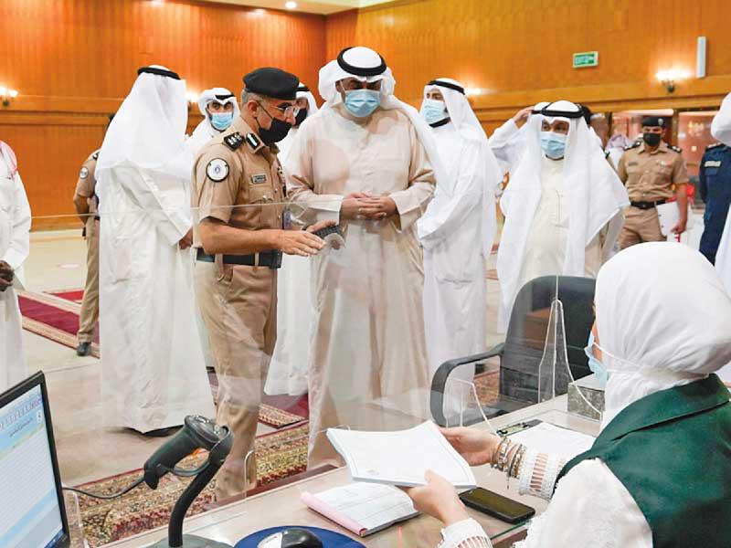 الخالد خلال تفقده مقر إدارة شؤون الانتخابات أمس