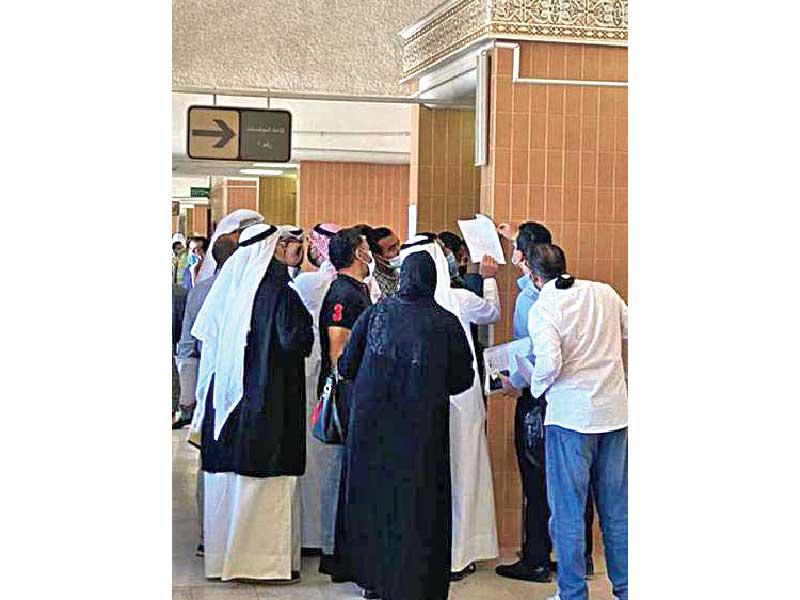 تزاحم على الرول الورقي وعدم التزام بالتباعد في الممرات