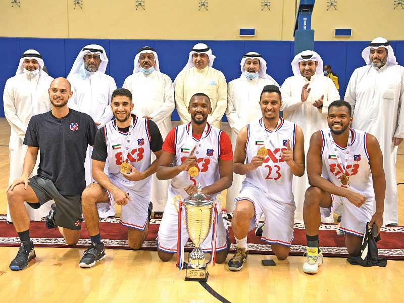 لاعبو الأبيض يحملون الكأس ويتوسطهم رئيس وأعضاء الاتحاد