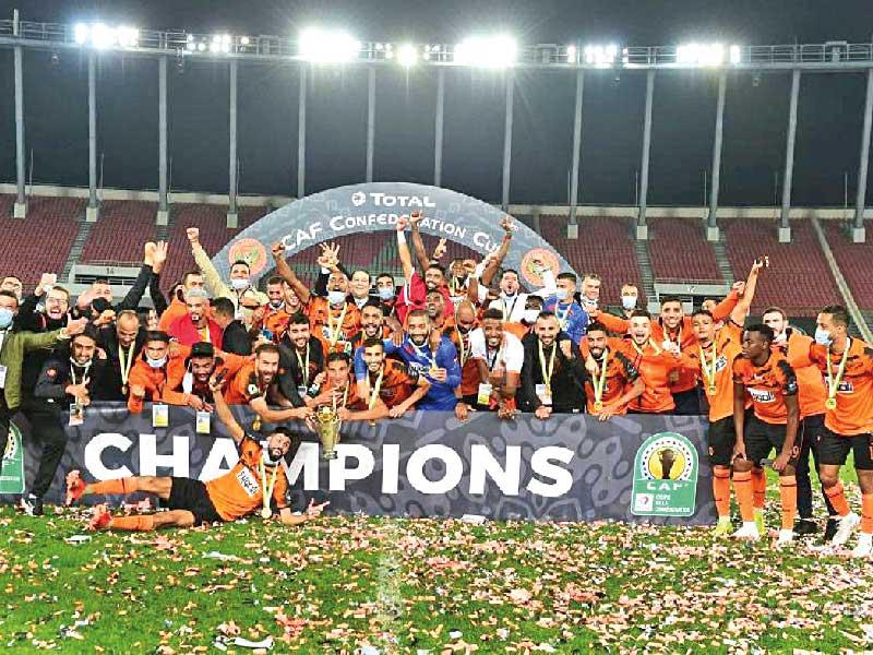 لاعبو النهضة يحملون كأس البطولة