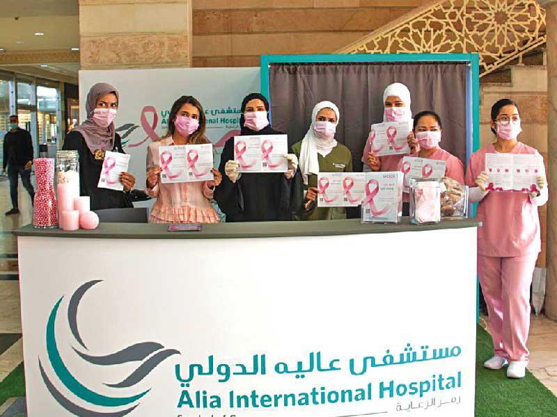 بدرية عدنان الصالح والدكتورة عالية الفضلي خلال مشاركتهما في الحملة