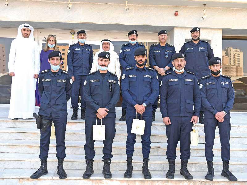  مختار منطقة ضاحية عبدالله السالم, فيصل الوقيان متوسطاً المكرمين