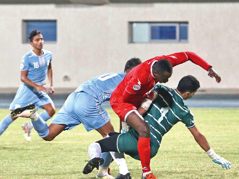 جانب من الصراع على الكرة في مباراة السالمية والصليبيخات  (تصوير جورج رجي)