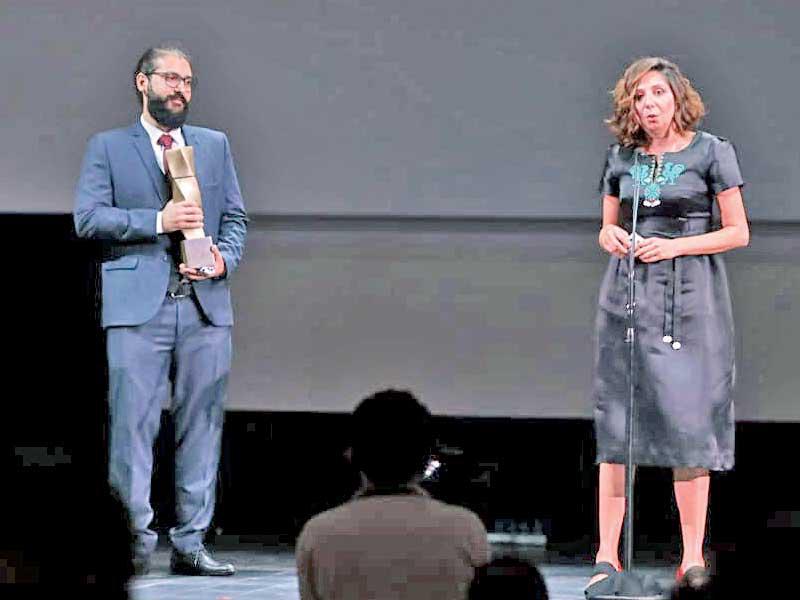 أمين نايفة متسلماً الجائزة