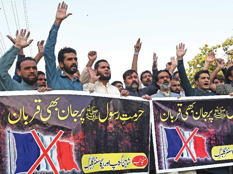 تجار باكستانيون يتظاهرون ضد فرنسا في لاهور امس (ا ف ب)