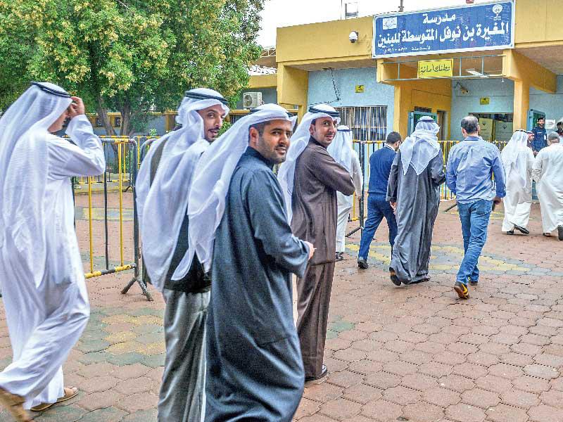 ناخبون خلال توجههم للإدلاء بأصواتهم في انتخابات 2016