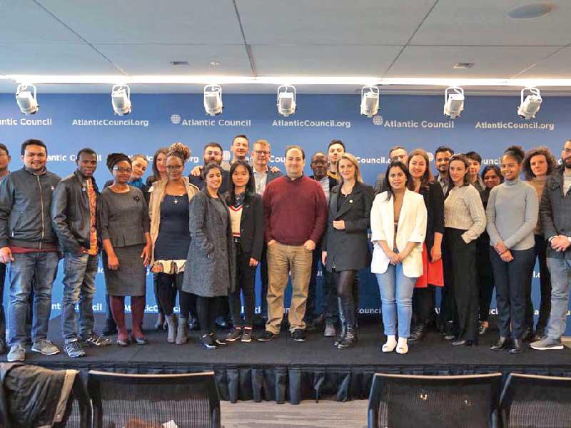 بدور المطيري تتوسط فريق الصحافيين المشارك في الزيارة