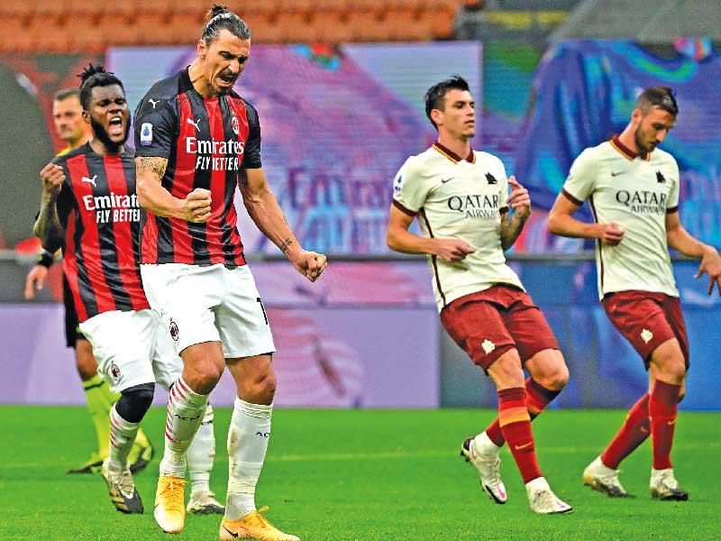 إبراهيموفيتش نجم ميلان يحتفل بعد إحرازه هدفاً في مرمى روما