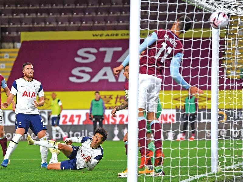 سون نجم توتنهام يسجل الهدف الأول