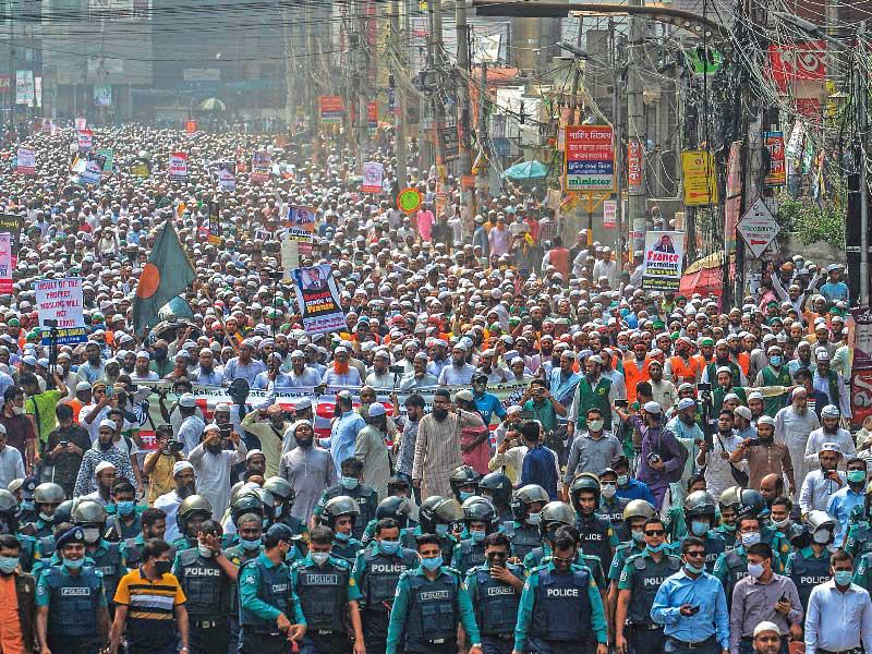 تظاهرة مناهضة للرسوم المسيئة في دكا أمس (ا ف ب)