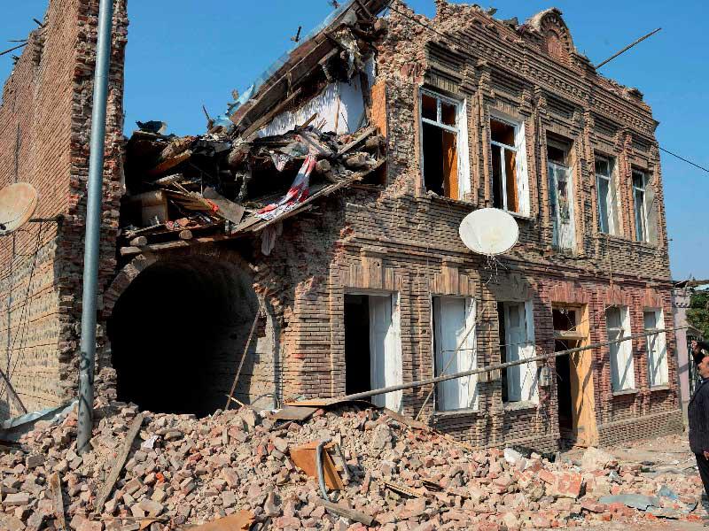 أذربيجاني يتفقد الدمار في مدينة غنجه وسط أذربيجان أمس (أ ف ب)