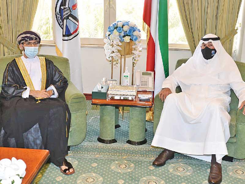 محافظ الأحمدي الشيخ فواز الخالد مستقبلاً سفير عمانn