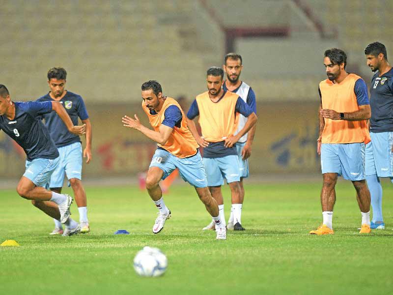 لاعبو السالمية يجرون عملية الإحماء