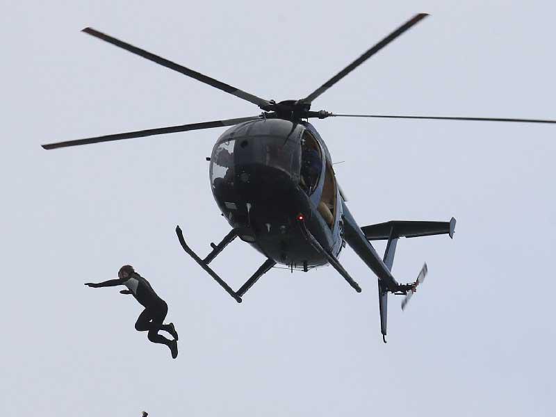 قفز من الطائرة بلا مظلة