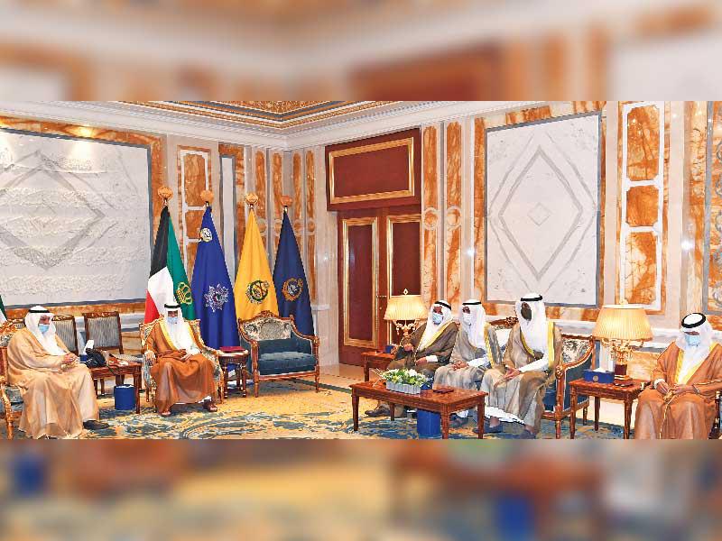 الأمير لدى استقباله رئيس ديوان المحاسبة أمس 