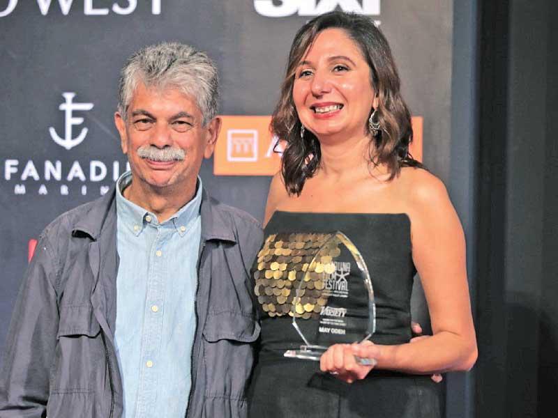 المنتجة الفلسطينية مي عودة مع الجائزة برفقة انتشال التميمي