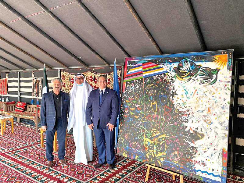 محمد قمبر ولوحته مع  جاسم المباركي وطارق الشيخ