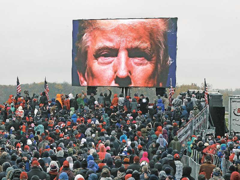 شاشة كبيرة تظهر ترامب خلف مناصريه في ميشيغان 
