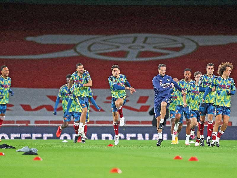 لاعبو أرسنال خلال إحماء قبل بداية مباراة سابقة