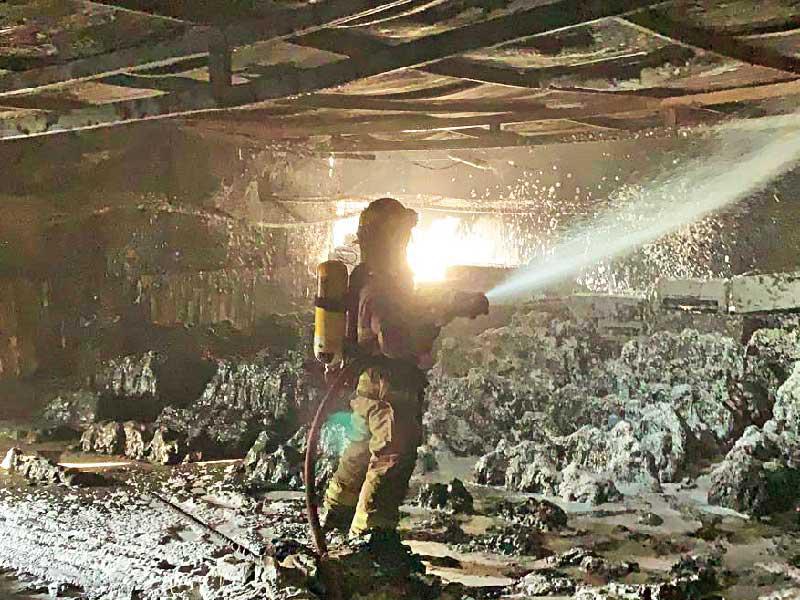 رجل إطفاء يكافح الحريق