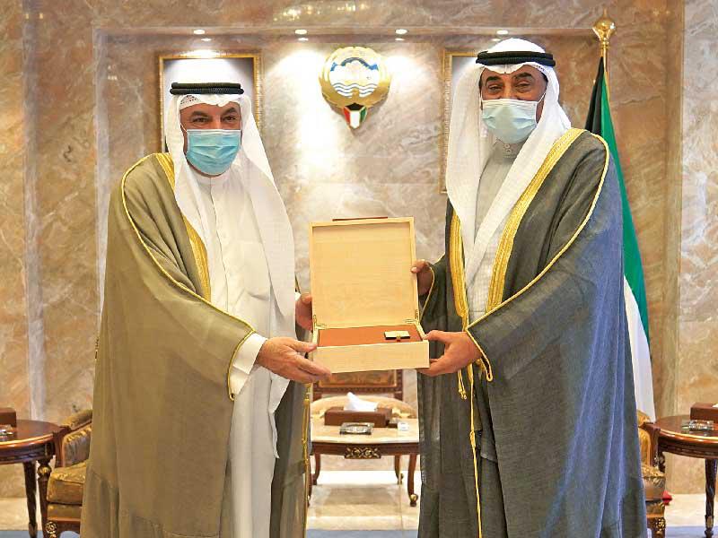 الخالد يتسلم من الشايع تقرير «المحاسبة»