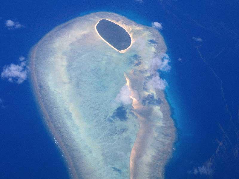 برجاً من الشعاب المرجانية المنفصلة في الحاجز المرجاني العظيم بأستراليا