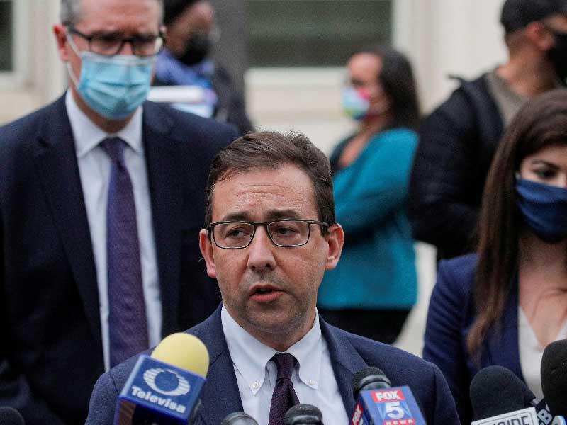 المدعي العام الأمريكي للمنطقة الشرقية من نيويورك سيث دوشارم ، يتحدث خلال مؤتمر صحفي عقب جلسة النطق بالحكم في قضية الاتجار بالجنس والابتزاز ضد زعيم طائفة NXIVM كيث رانيير