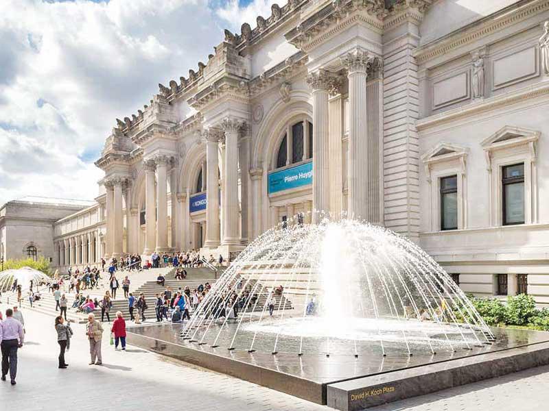 متحف متروبوليتان يستضيف عروض الموضة 