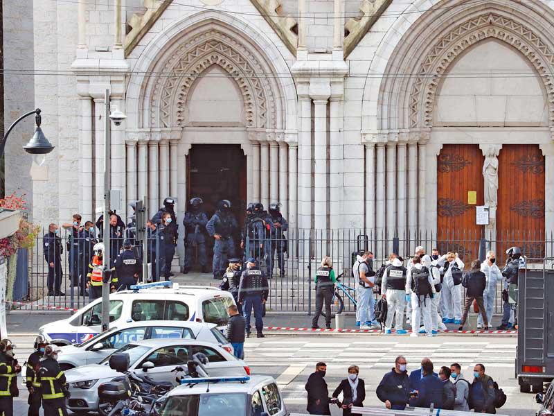 عناصر امنية وطبية أمام كنيسة نوتردام عقب الهجوم في نيس أمس (ا ف ب)