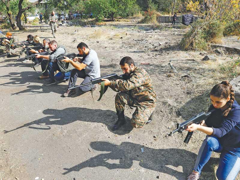 متطوعون أرمن داخل معسكر تدريب في يريفان أمس        (رويترز)