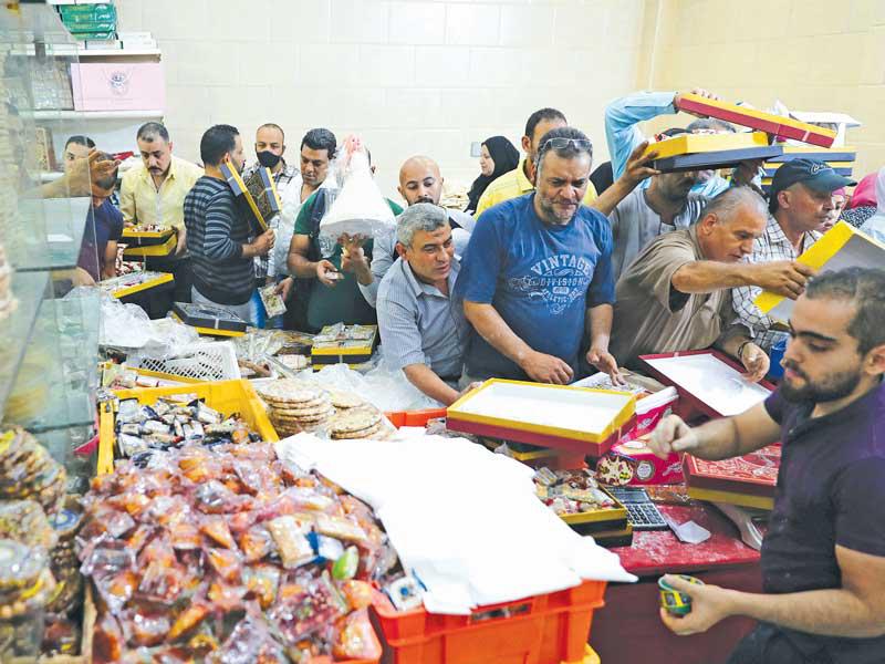 مصريون يشترون حلويات المولد في القاهرة أمس الأول        (رويترز)