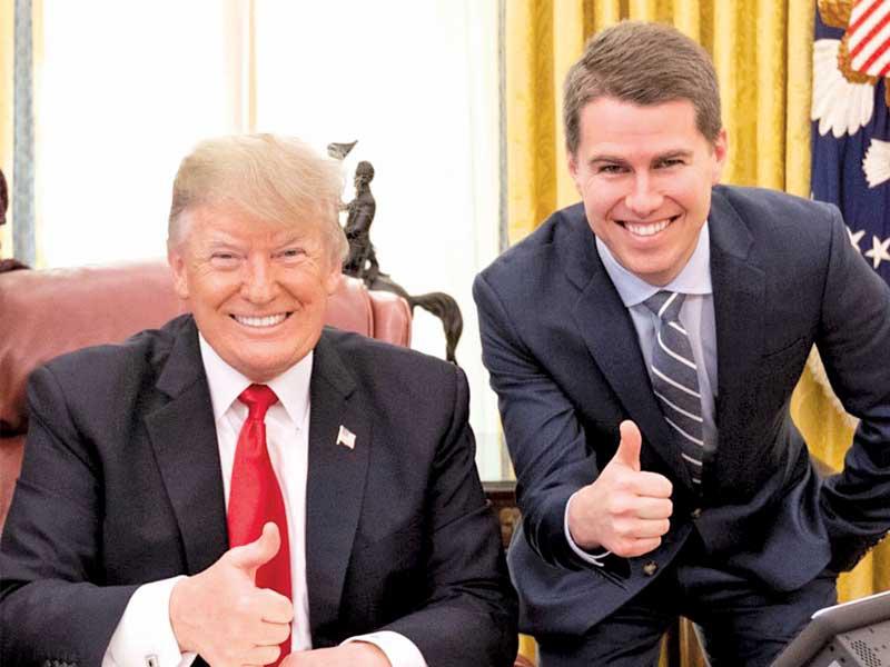 كبير الموظفين السابق في وزارة الأمن الداخلي  مايلز تايلور مع الرئيس الأمريكي دونالد ترامب