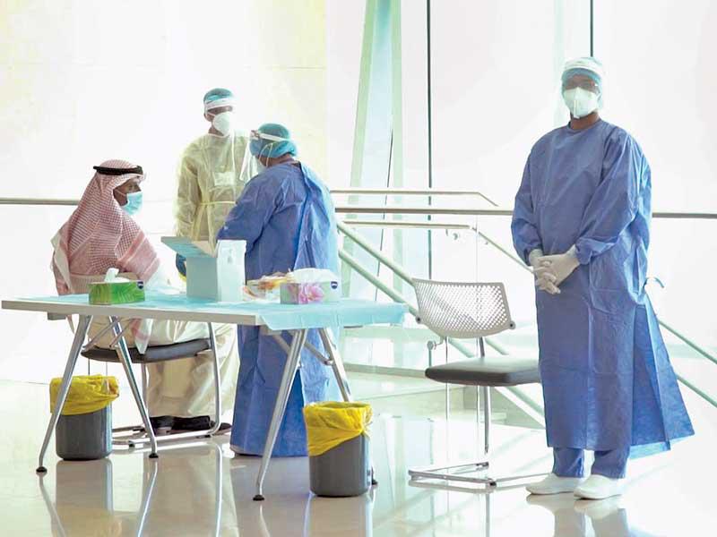 جانب من إجراء المسحات لموظفي البنك المركزي