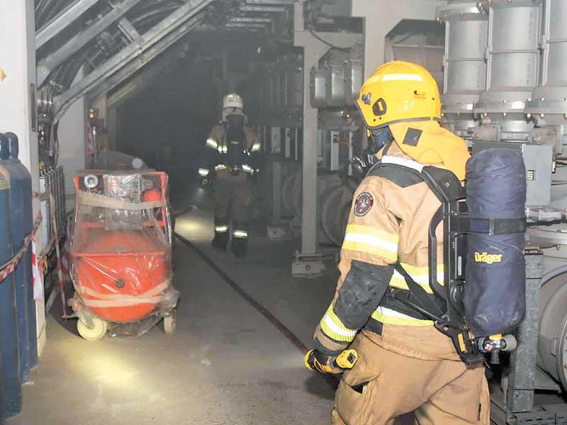 رجال الإطفاء يتعاملون مع حريق محطة التحويل الكهربائية 
