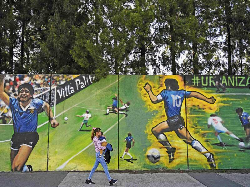 صور دييغو مارادونا في شوارع بيونس ايرس احتفالا بعيد ميلاده الـ60