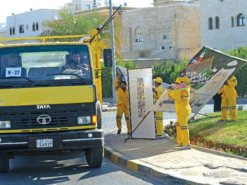 البلدية تزيل إعلانات المرشحين في انتخابات سابقة