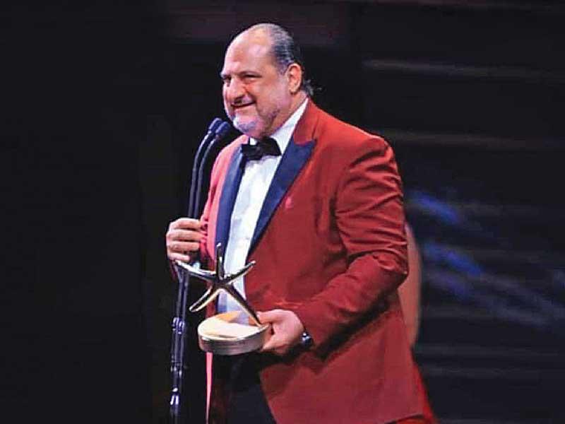 الفنان خالد الصاوي حاملاً جائزته