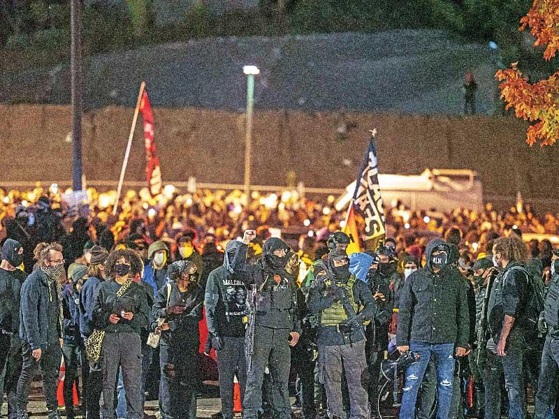 وقفة احتجاجية على الشرطة في فانكوفر فجر أمس        (أ ف ب)