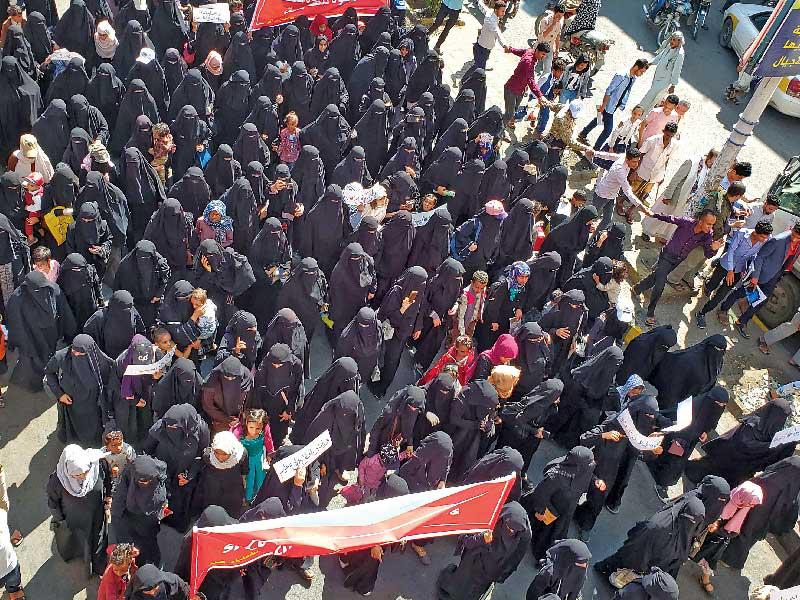 تظاهرة نسائية مناهضة لماكرون في مدينة تعز اليمنية أمس (أ ف ب)