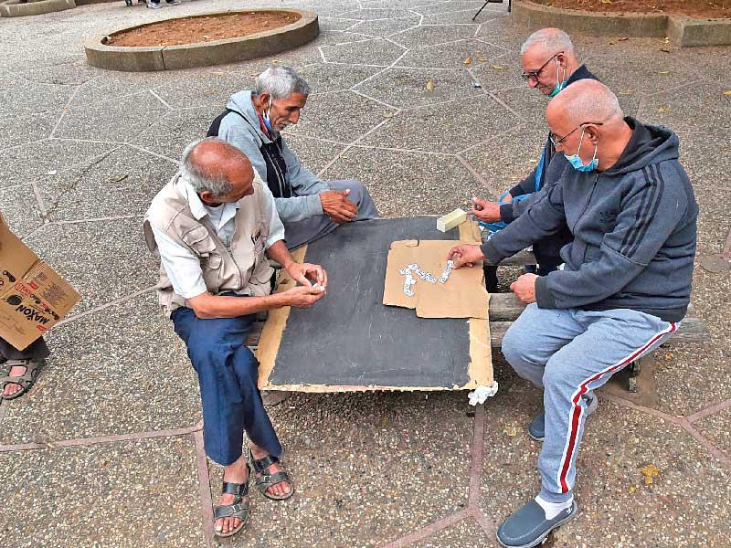 جزائريون يلعبون الدومينو في الجزائر العاصمة (أ ف ب )