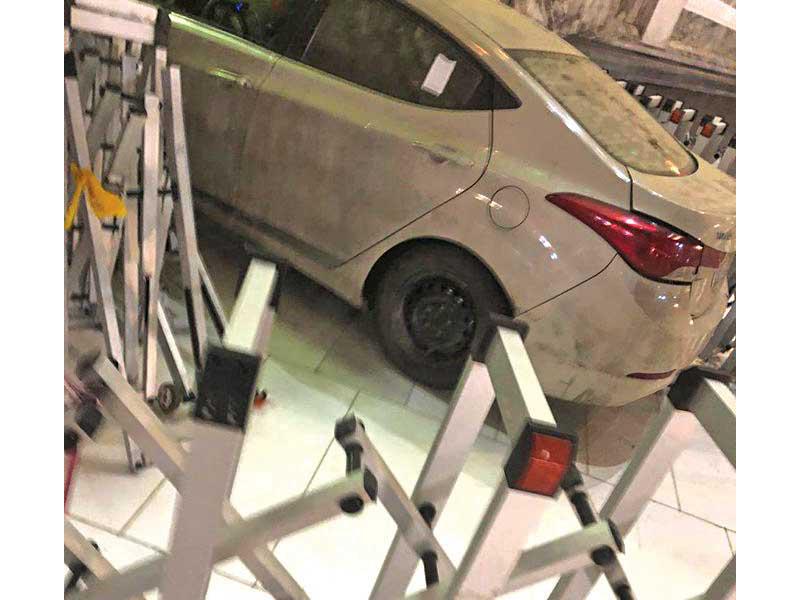 سيارة تقتحم ساحة بالحرم المكي وتصدم إحدى بواباته