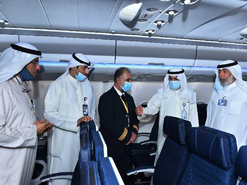 الكابتن علي الدخان أثناء تفقده إحدى الطائرتين